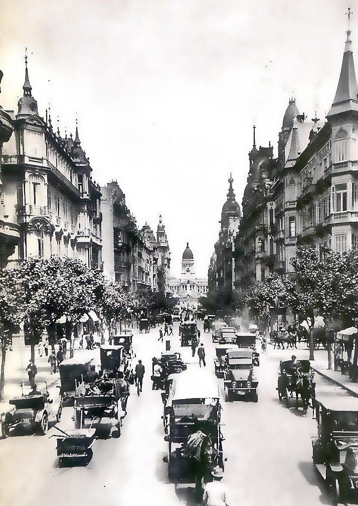 Vista de la Avenida de Mayo, legado de la gestión Alvear.