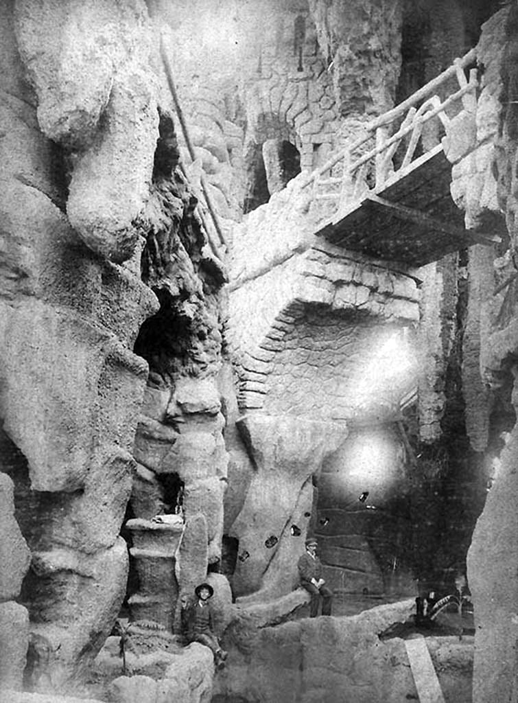 Interior de la gruta de la Plaza Constitución.