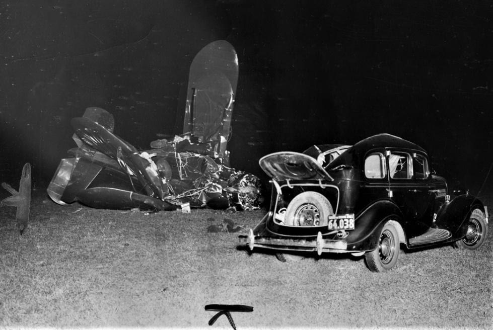 Choque entre auto y avión.