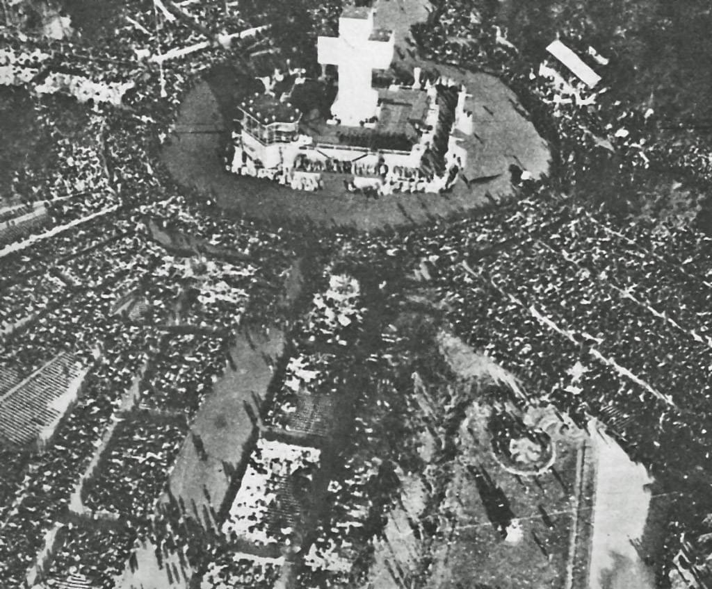 Congreso Eucarístico en Buenos Aires. Se observa la gran cruz erigida sobre el Monumento de los Españoles, 1934.