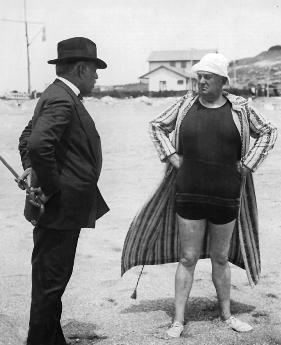 El Presidente Marcelo T. de Alvear, en compañía de su Ministro de Guerra, Agustín P. Justo, compartiendo un día de playa.