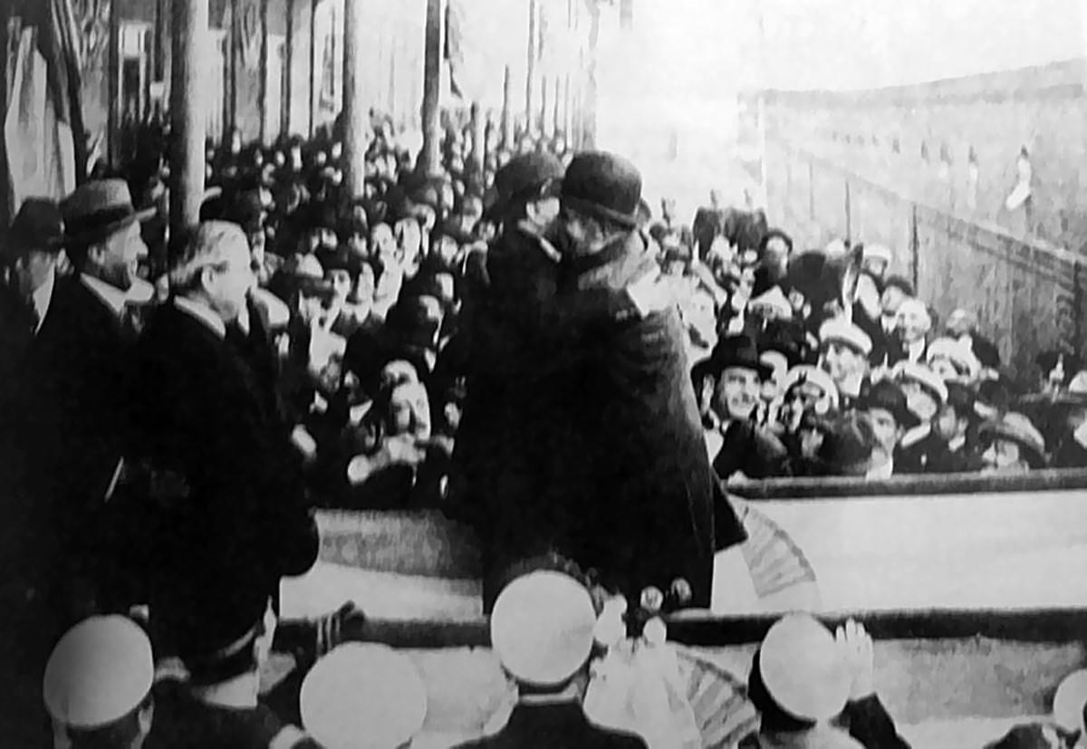 El presidente saliente Hipólito Yrigoyen recibe en el Puerto de Buenos Aires al presidente electo Marcelo T. de Alvear, abrazándolo en la planchada del Massilia.