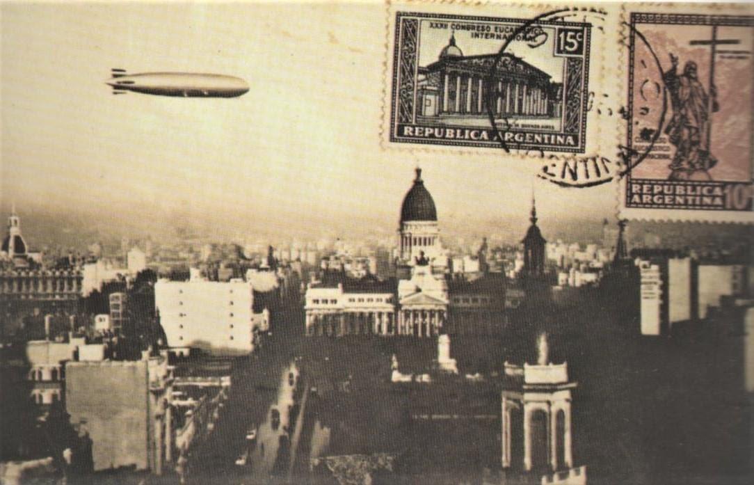 Postal del Graf Zeppelin sobrevlando Buenos Aires.